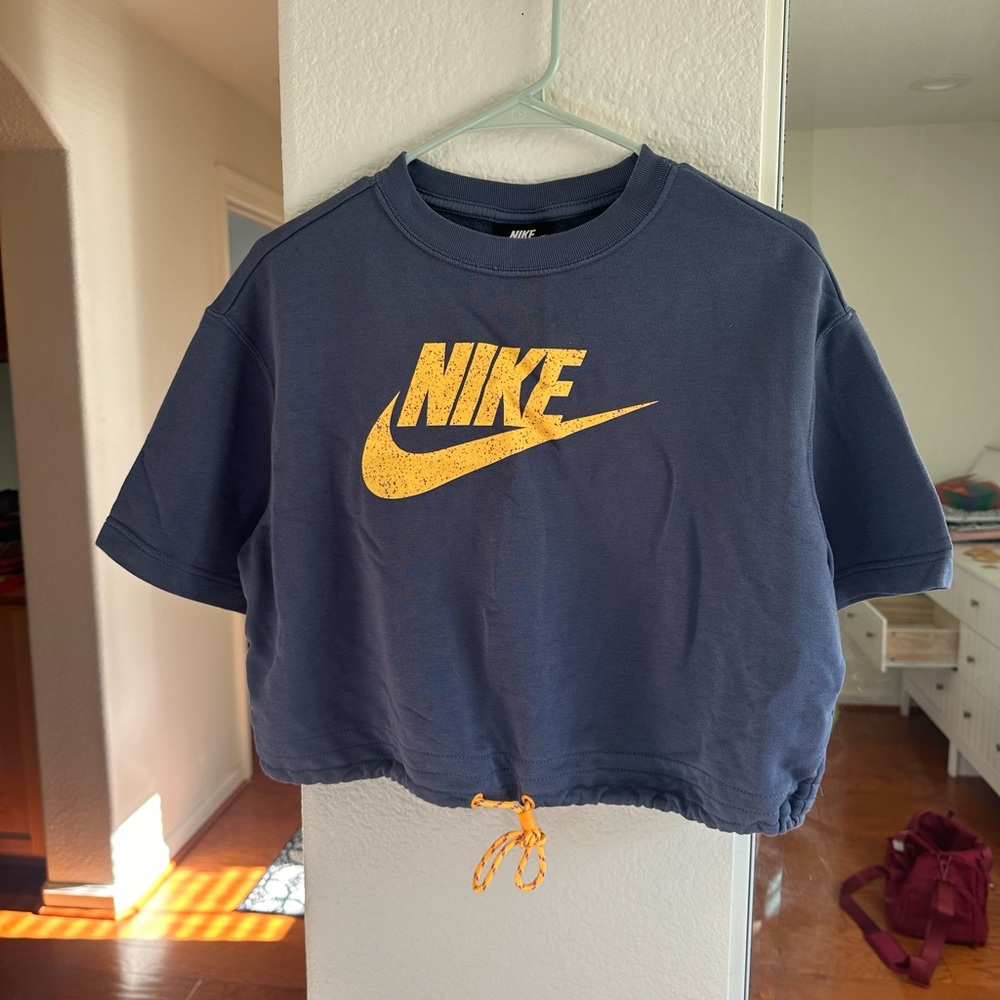 NWOT Nike Blue cropped t-shirt with drawstring